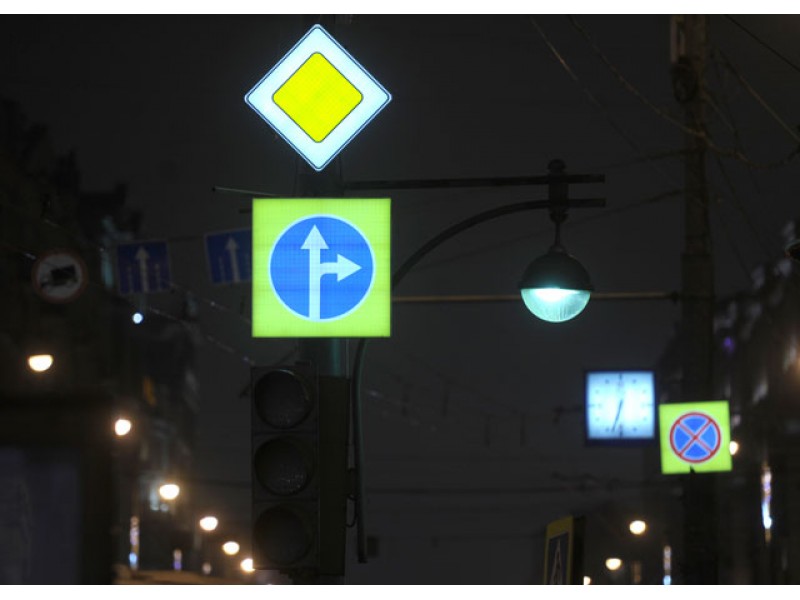 Дорожные знаки с внутренней подсветкой. Дорожные знаки светоотражающие. Светящиеся дорожные знаки. Светоотражатели на дорожных знаках. Дорожные знаки светоотражающие в темноте.